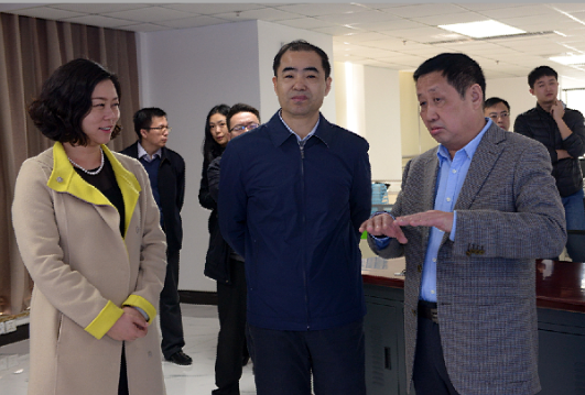 时任商务部综合司副司长宋立洪（前排中）到蜜桃网站入口可看集团指导工作